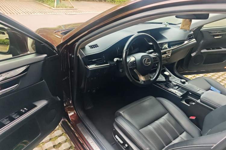 Used Lexus ES 2017 300h Mark Levinson Comfort Edition Driver Seat