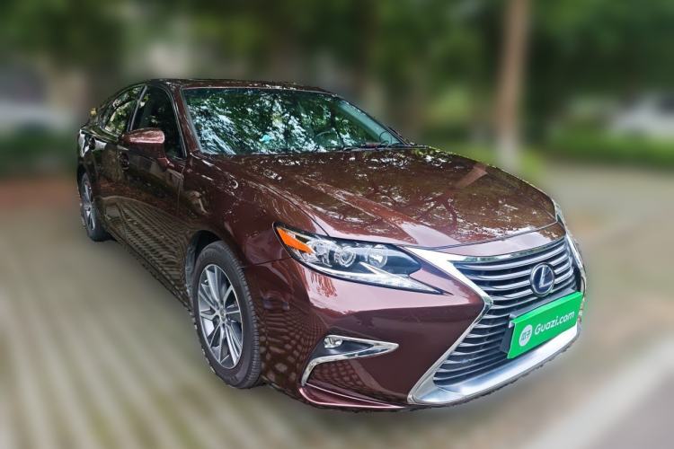 Used Lexus ES 2017 300h Mark Levinson Comfort Edition Front Right 45 Deg