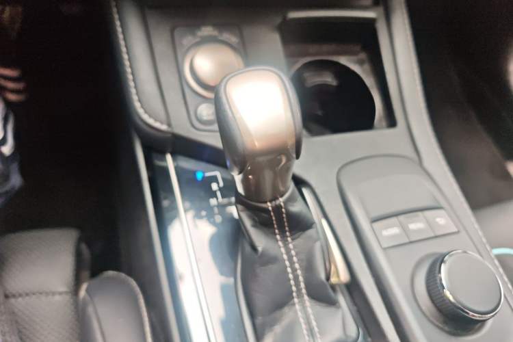 Used Lexus ES 2017 300h Mark Levinson Comfort Edition Gear Lever