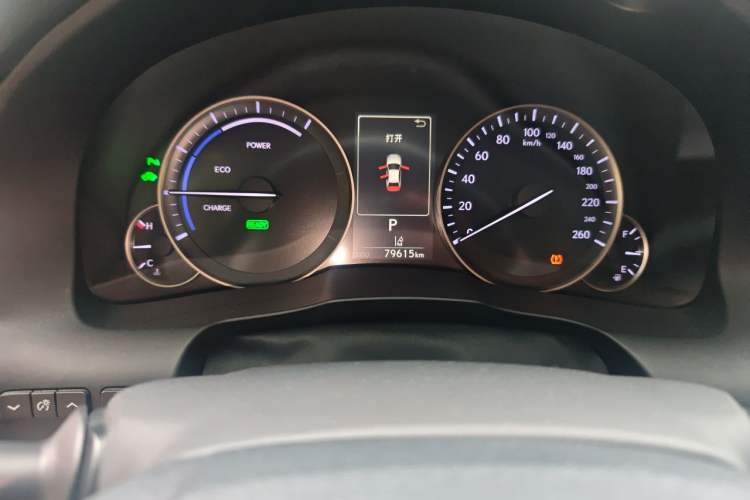 Used Lexus ES 2017 300h Mark Levinson Comfort Edition Odometer Close Up