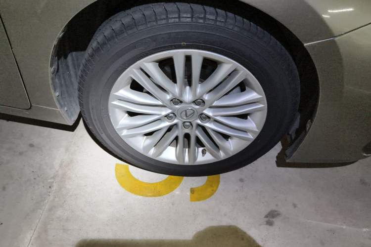 Used Lexus ES 2017 200 30th Anniversary Edition Right Front Wheel Hub