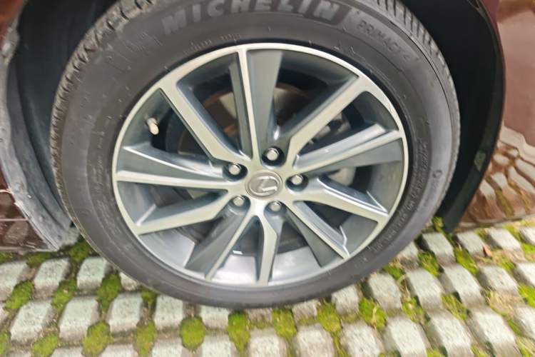 Used Lexus ES 2017 300h Mark Levinson Comfort Edition Right Front Wheel Hub
