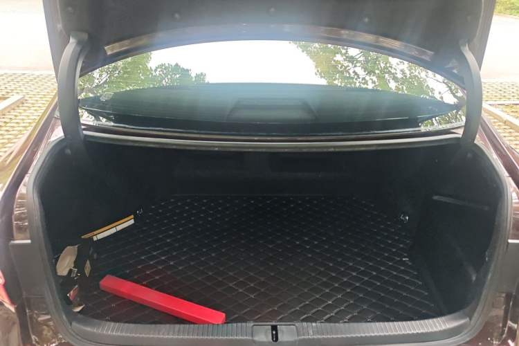 Used Lexus ES 2017 300h Mark Levinson Comfort Edition Trunk