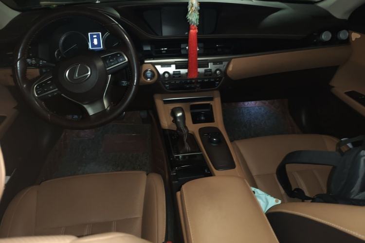 Used Lexus ES 2017 200 30th Anniversary Edition Center Console