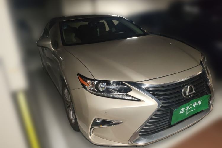 Used Lexus ES 2017 200 30th Anniversary Edition Front Right 45 Deg