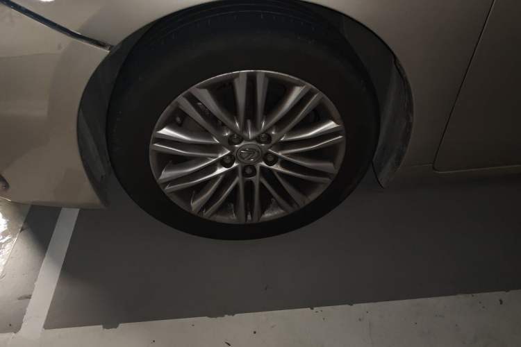 Used Lexus ES 2017 200 30th Anniversary Edition Right Front Wheel Hub