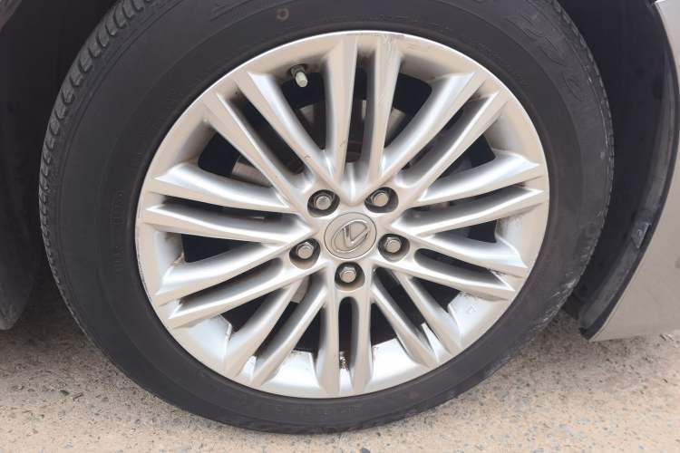Used Lexus ES 2017 200 30th Anniversary Edition Right Front Wheel Hub
