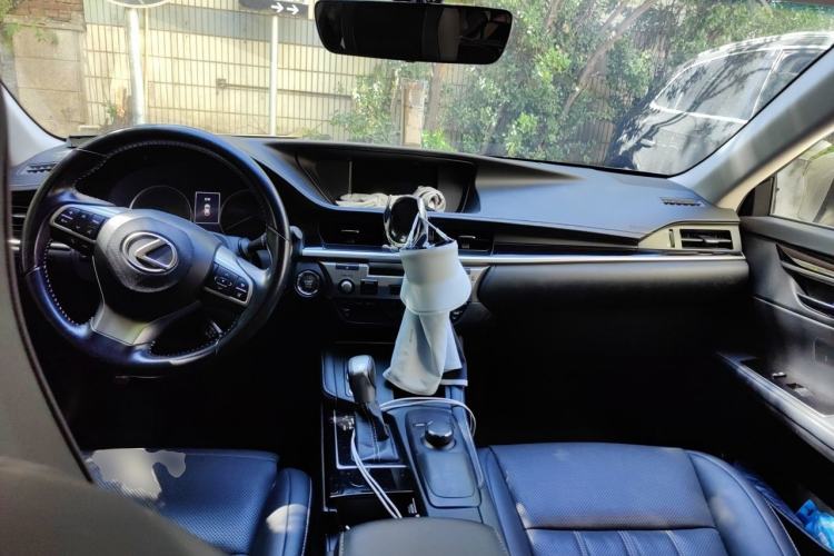 Used Lexus ES 2017 200 30th Anniversary Edition Center Console