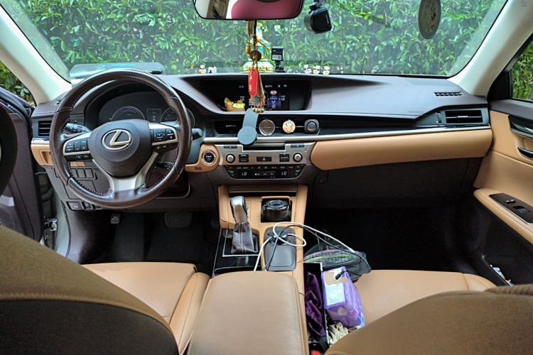 Used Lexus ES 2017 300h Mark Levinson Comfort Edition Center Console