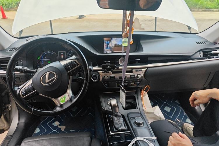Used Lexus ES 2017 300h Mark Levinson Comfort Edition Center Console