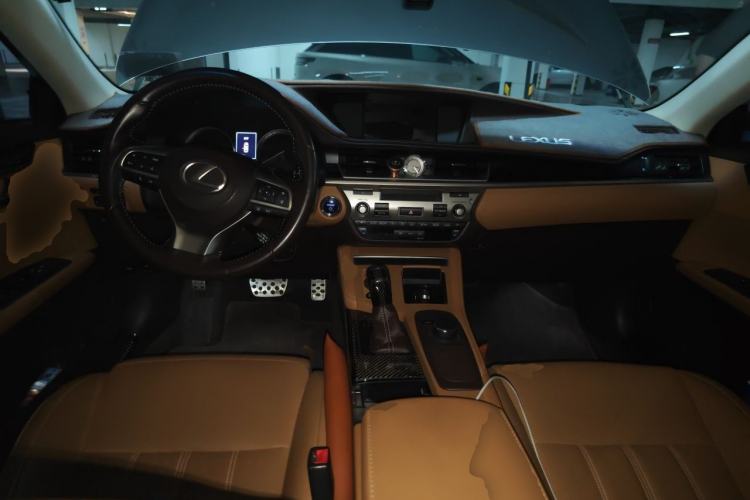 Used Lexus ES 2017 300h Mark Levinson Comfort Edition Center Console