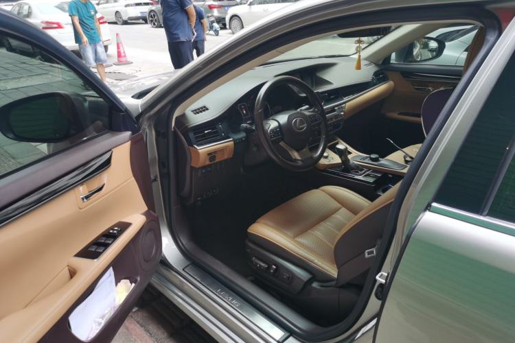 Used Lexus ES 2017 300h Mark Levinson Comfort Edition Driver Seat