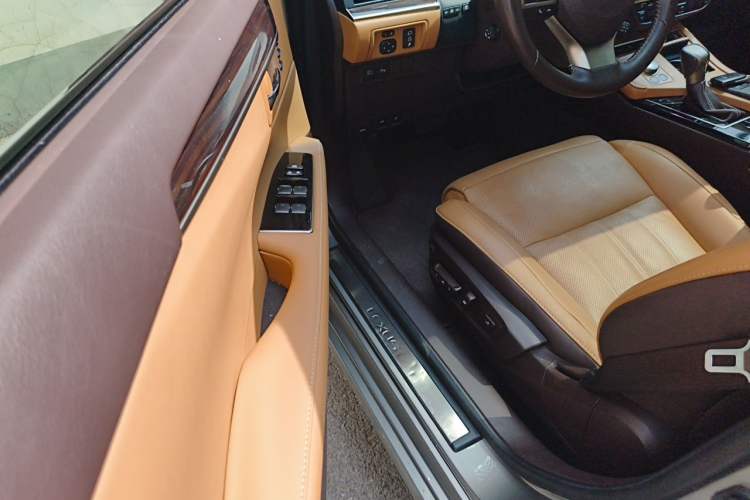 Used Lexus ES 2017 300h Mark Levinson Luxury Edition Driver Seat