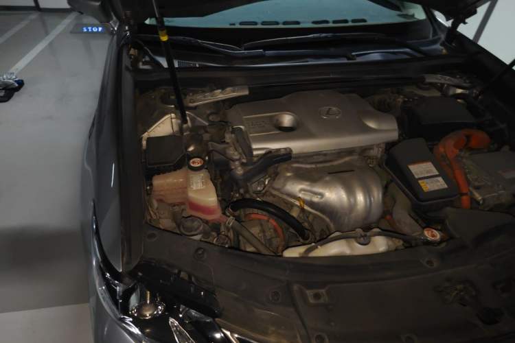 Used Lexus ES 2017 300h Mark Levinson Comfort Edition Engine Bay Right