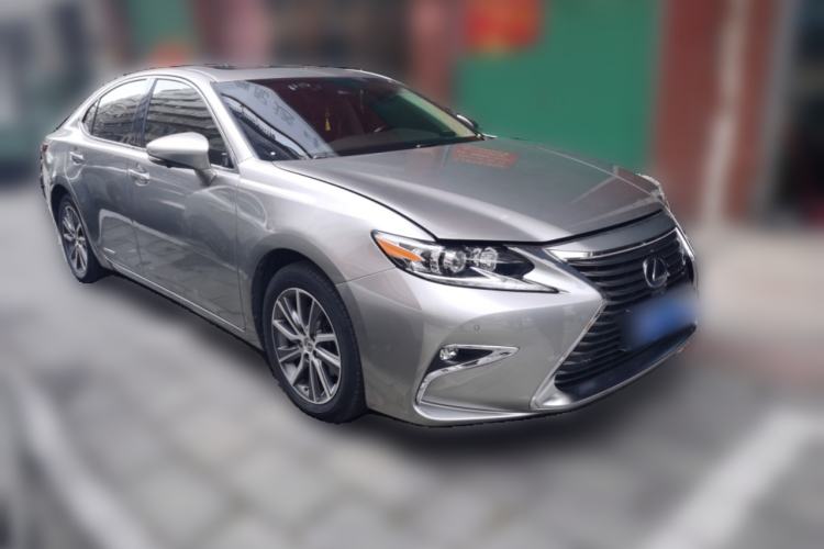 Used Lexus ES 2017 300h Mark Levinson Comfort Edition Front Right 45 Deg