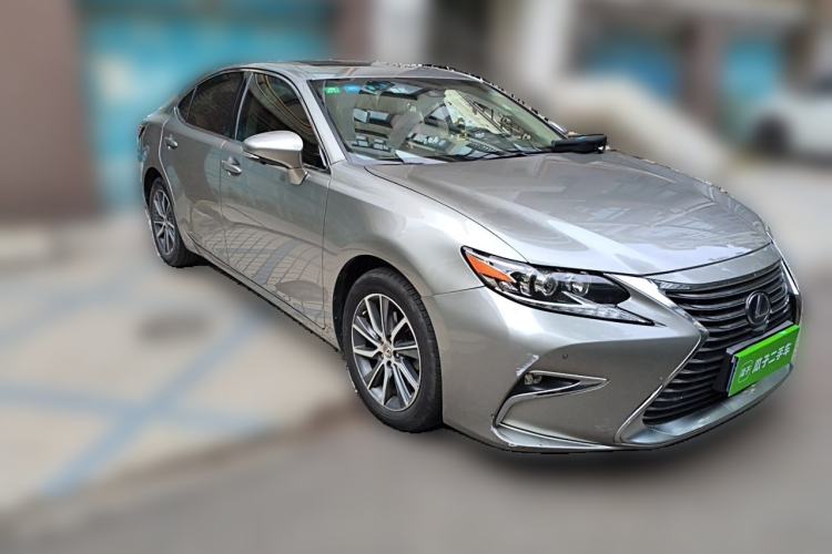 Used Lexus ES 2017 300h Mark Levinson Comfort Edition Front Right 45 Deg
