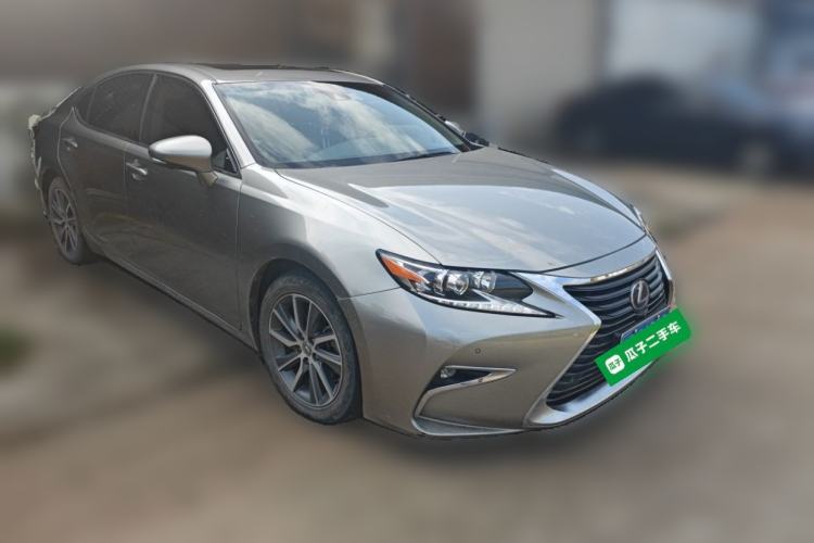 Used Lexus ES 2017 300h Mark Levinson Comfort Edition Front Right 45 Deg