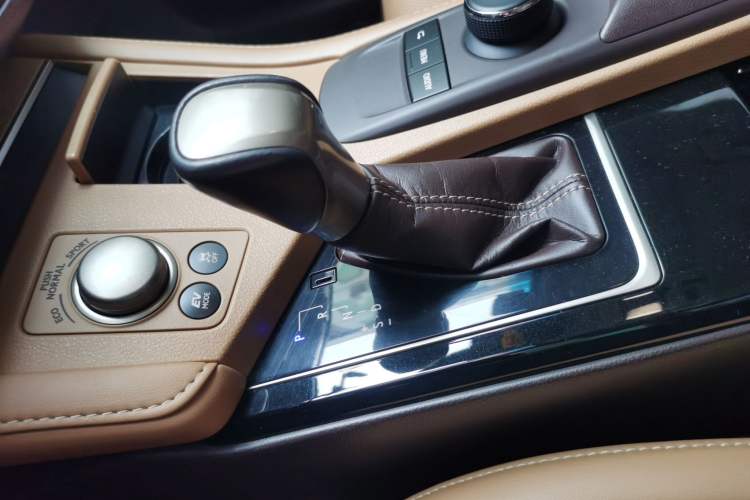 Used Lexus ES 2017 300h Mark Levinson Comfort Edition Gear Lever