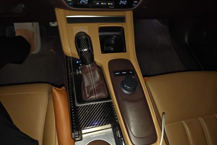 Used Lexus ES 2017 300h Mark Levinson Comfort Edition Gear Lever