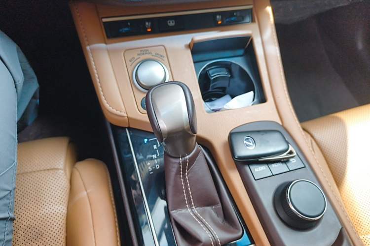 Used Lexus ES 2017 300h Mark Levinson Luxury Edition Gear Lever