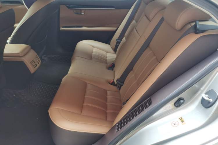 Used Lexus ES 2017 300h Mark Levinson Comfort Edition Left Rear Seat