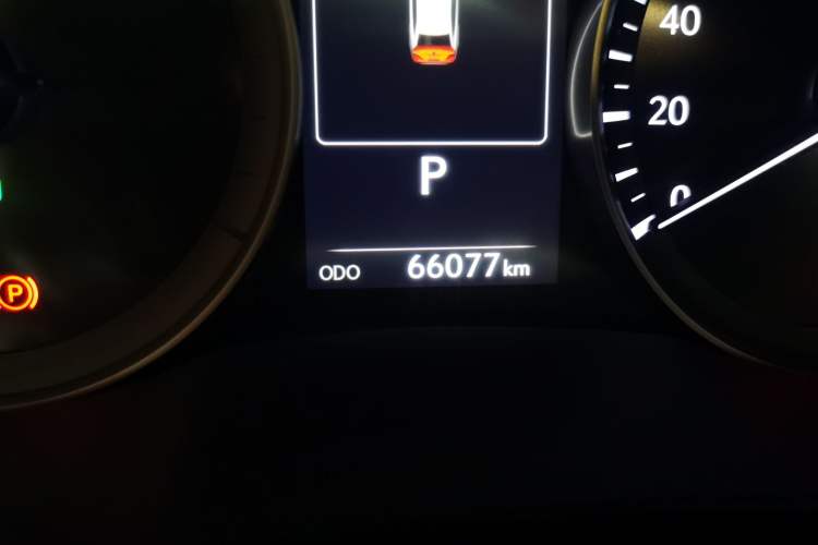 Used Lexus ES 2017 300h Mark Levinson Comfort Edition Odometer Close Up