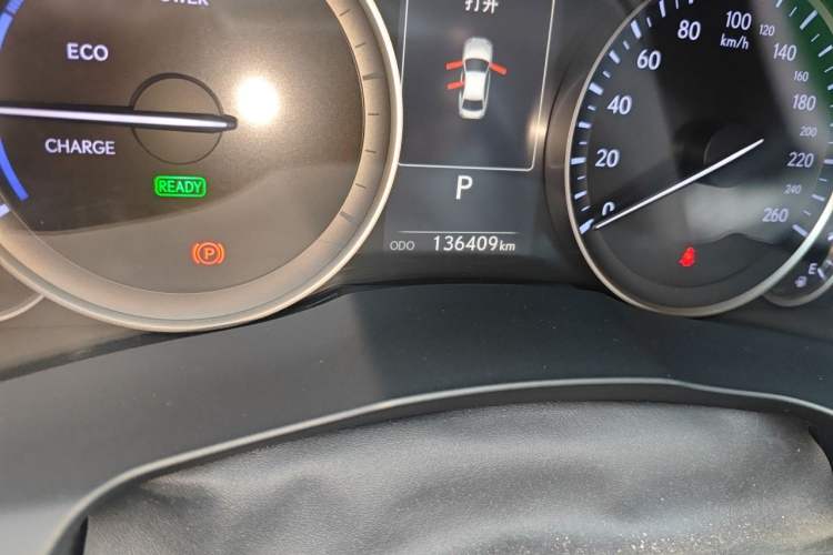 Used Lexus ES 2017 300h Mark Levinson Comfort Edition Odometer Close Up
