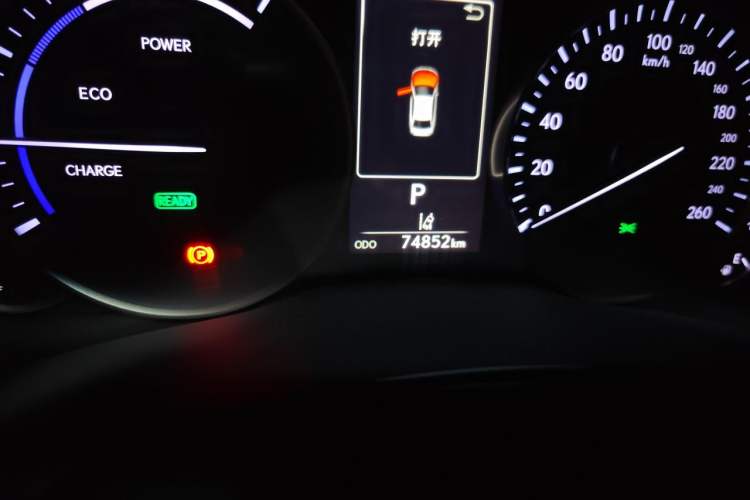 Used Lexus ES 2017 300h Mark Levinson Comfort Edition Odometer Close Up