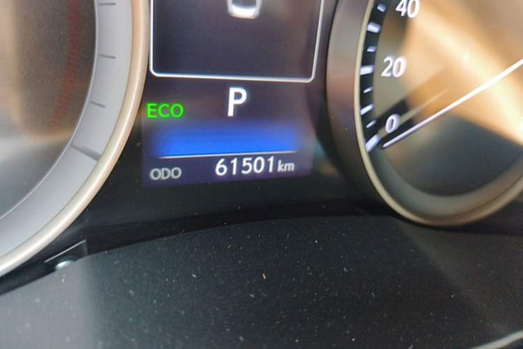 Used Lexus ES 2017 300h Mark Levinson Luxury Edition Odometer Close Up