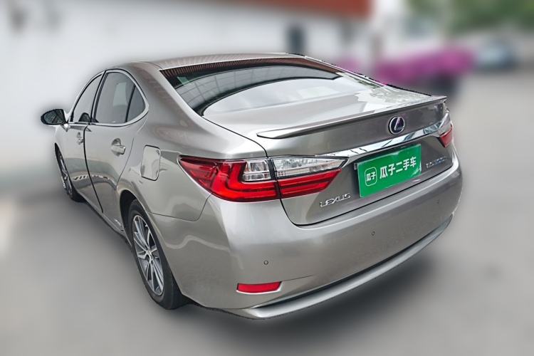 Used Lexus ES 2017 300h Mark Levinson Luxury Edition Rear Left 45 Deg
