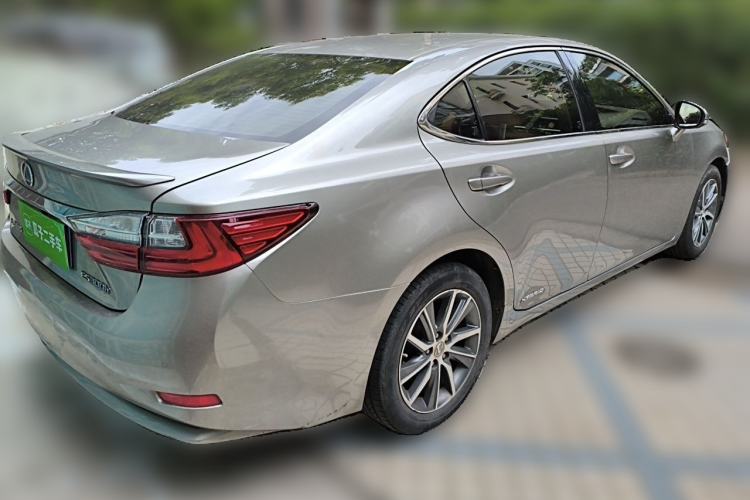 Used Lexus ES 2017 300h Mark Levinson Comfort Edition Rear Right 45 Deg