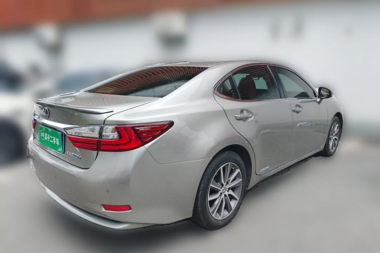 Used Lexus ES 2017 300h Mark Levinson Luxury Edition Rear Right 45 Deg