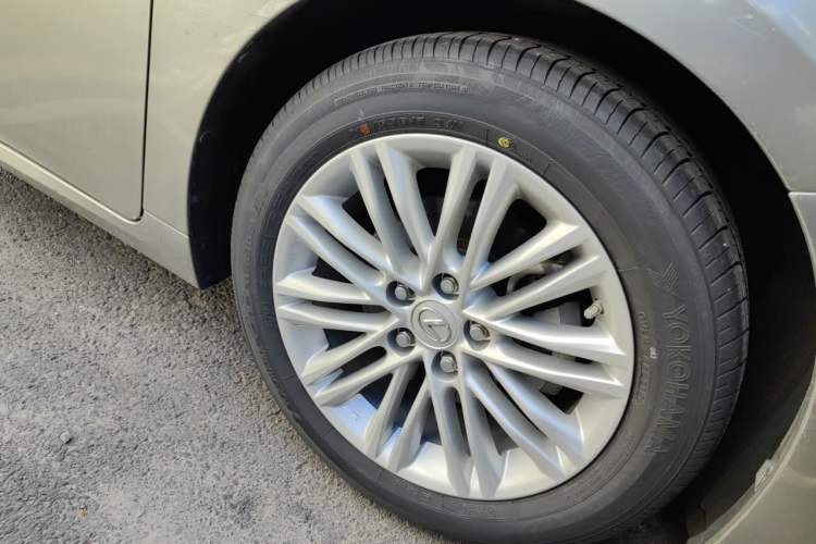 Used Lexus ES 2017 200 30th Anniversary Edition Right Front Wheel Hub