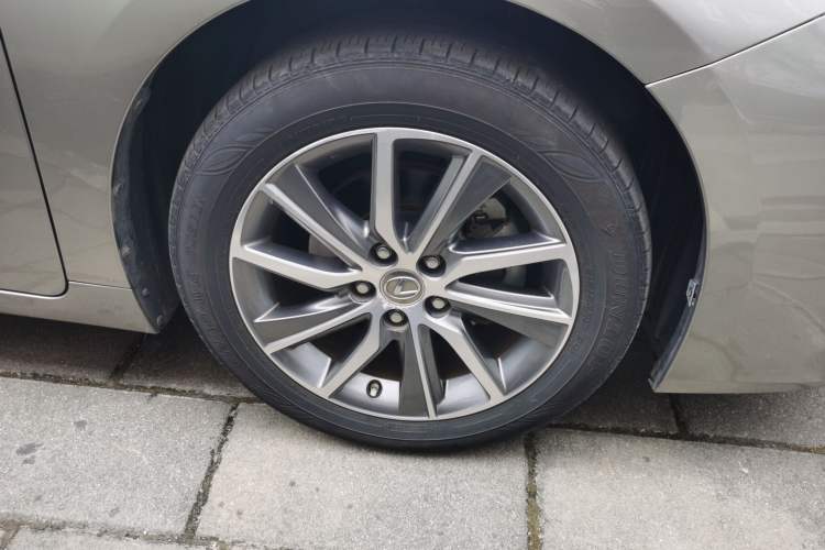 Used Lexus ES 2017 300h Mark Levinson Comfort Edition Right Front Wheel Hub
