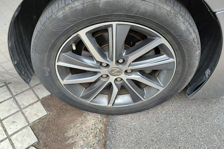 Used Lexus ES 2017 300h Mark Levinson Comfort Edition Right Front Wheel Hub