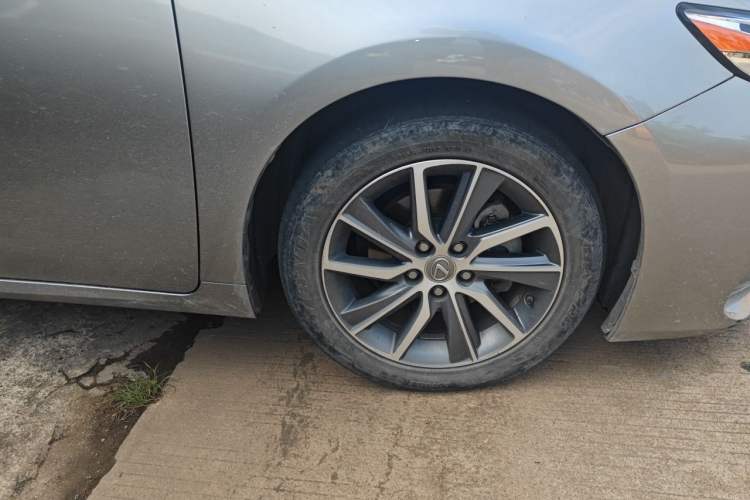 Used Lexus ES 2017 300h Mark Levinson Comfort Edition Right Front Wheel Hub