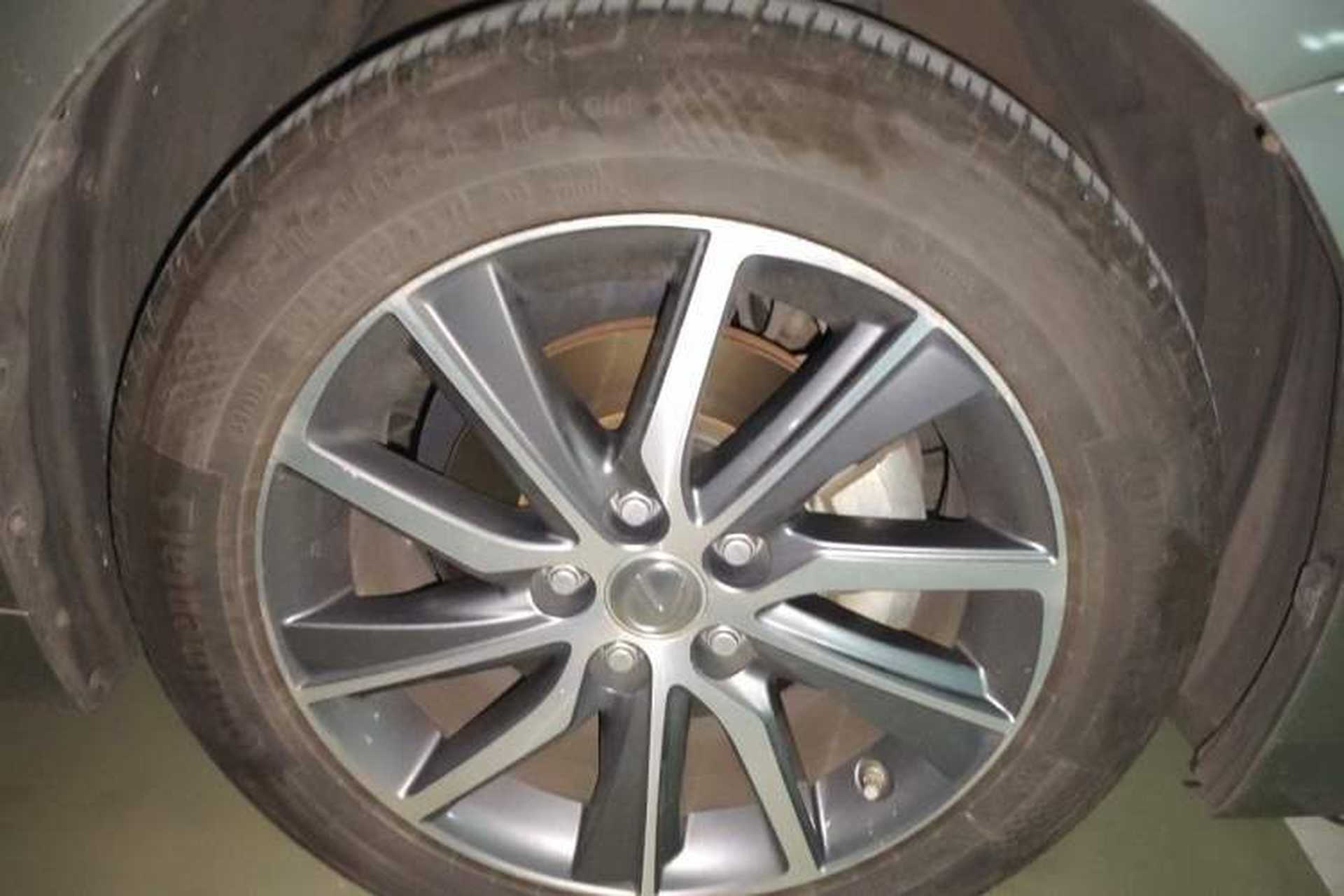 Used Lexus ES 2017 300h Mark Levinson Comfort Edition Right Front Wheel Hub