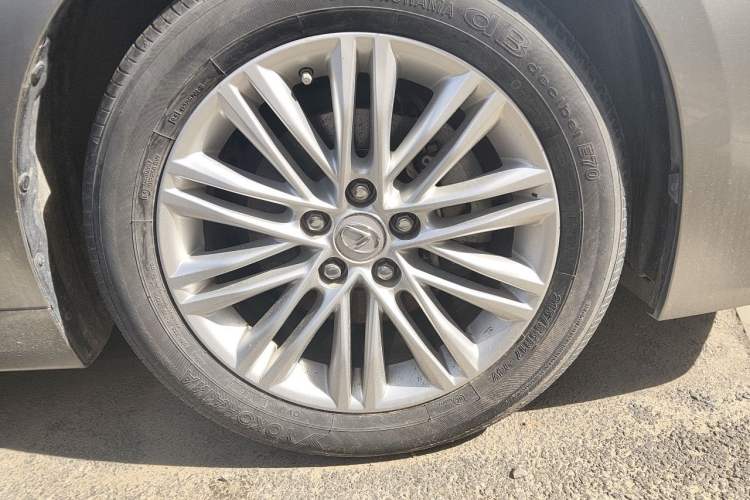 Used Lexus ES 2017 200 30th Anniversary Edition Right Front Wheel Hub