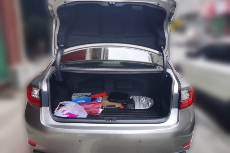 Used Lexus ES 2017 300h Mark Levinson Comfort Edition Trunk
