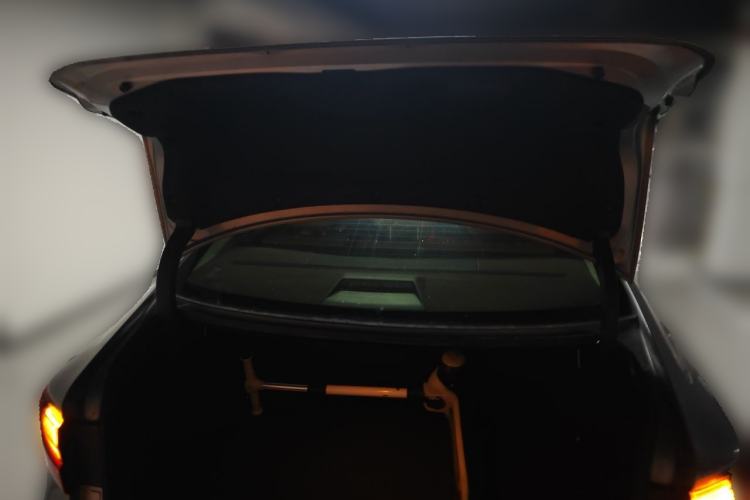 Used Lexus ES 2017 300h Mark Levinson Comfort Edition Trunk