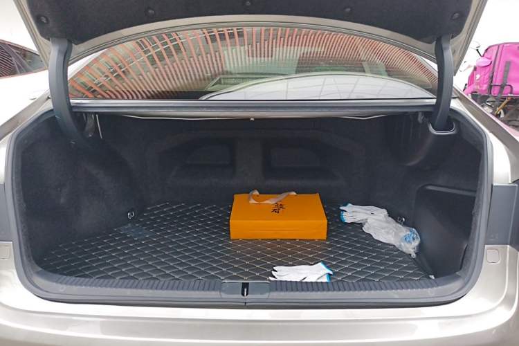 Used Lexus ES 2017 300h Mark Levinson Luxury Edition Trunk