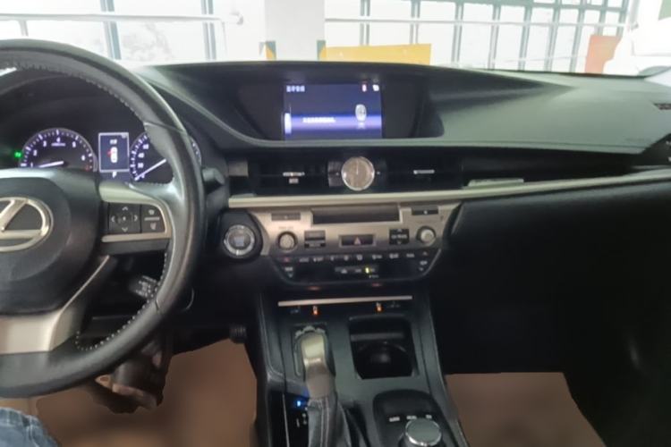 Used Lexus ES 2017 200 30th Anniversary Edition Center Console