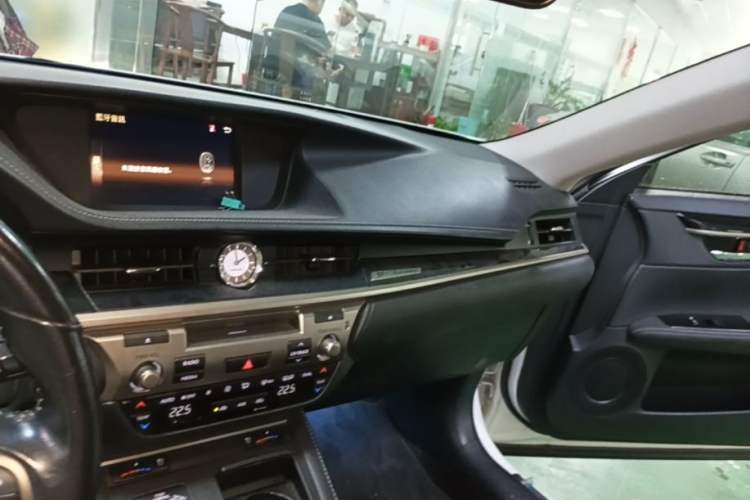 Used Lexus ES 2017 200 30th Anniversary Edition Center Console