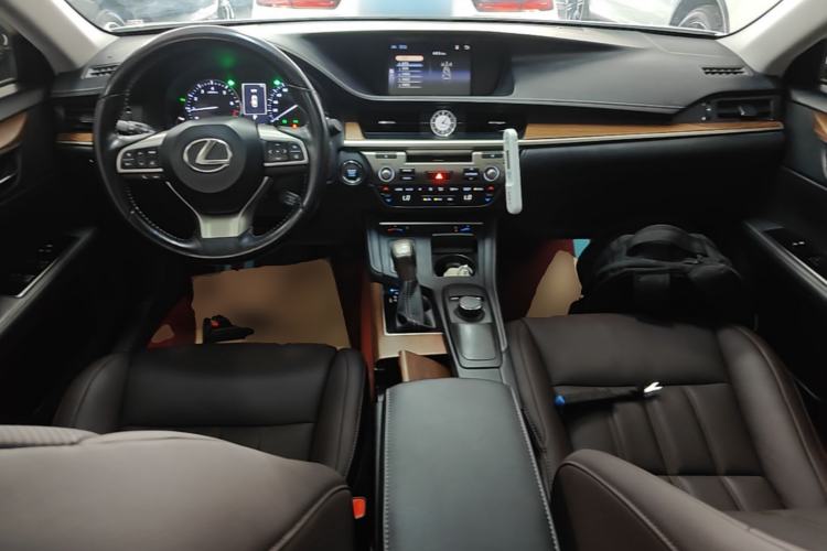 Used Lexus ES 2017 200 30th Anniversary Edition Center Console