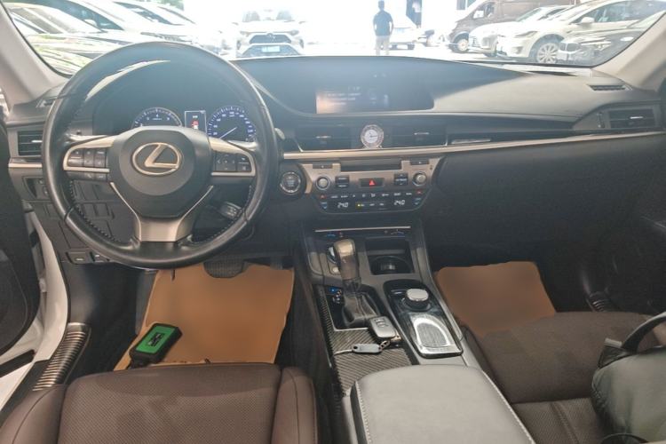 Used Lexus ES 2017 200 30th Anniversary Edition Center Console