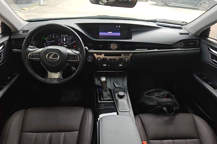 Used Lexus ES 2017 200 30th Anniversary Edition Center Console