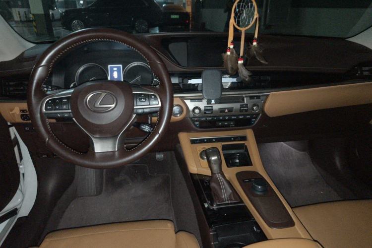 Used Lexus ES 2017 250 Mark Levinson Luxury Edition Center Console