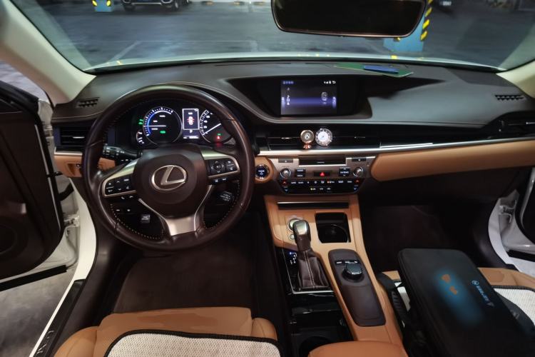 Used Lexus ES 2017 300h Mark Levinson Comfort Edition Center Console