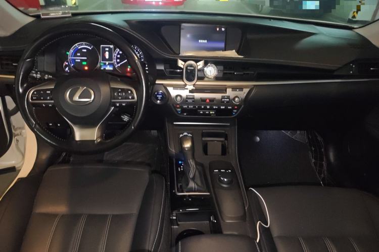 Used Lexus ES 2017 300h Mark Levinson Comfort Edition Center Console