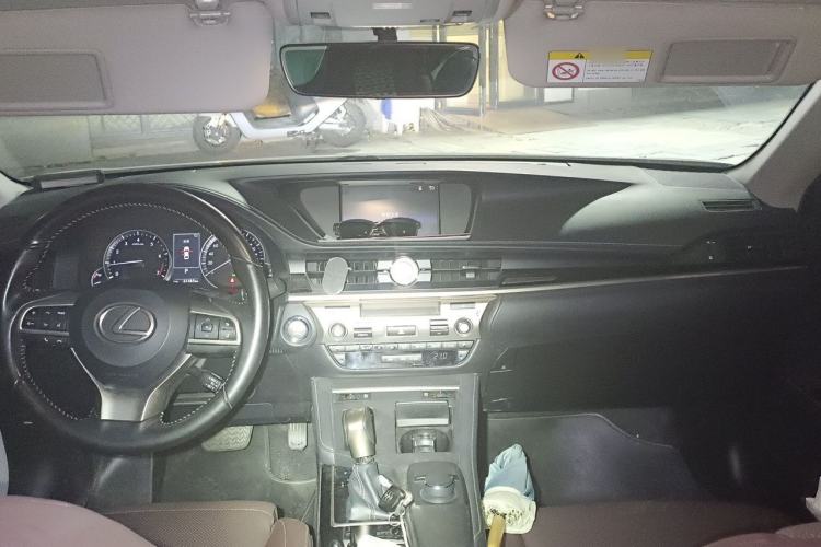Used Lexus ES 2017 200 30th Anniversary Edition Center Console